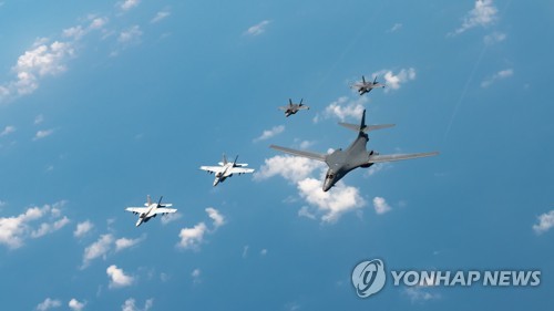 한미연합훈련에 맞춰 미국 폭격기 6대 한반도 근해 비행