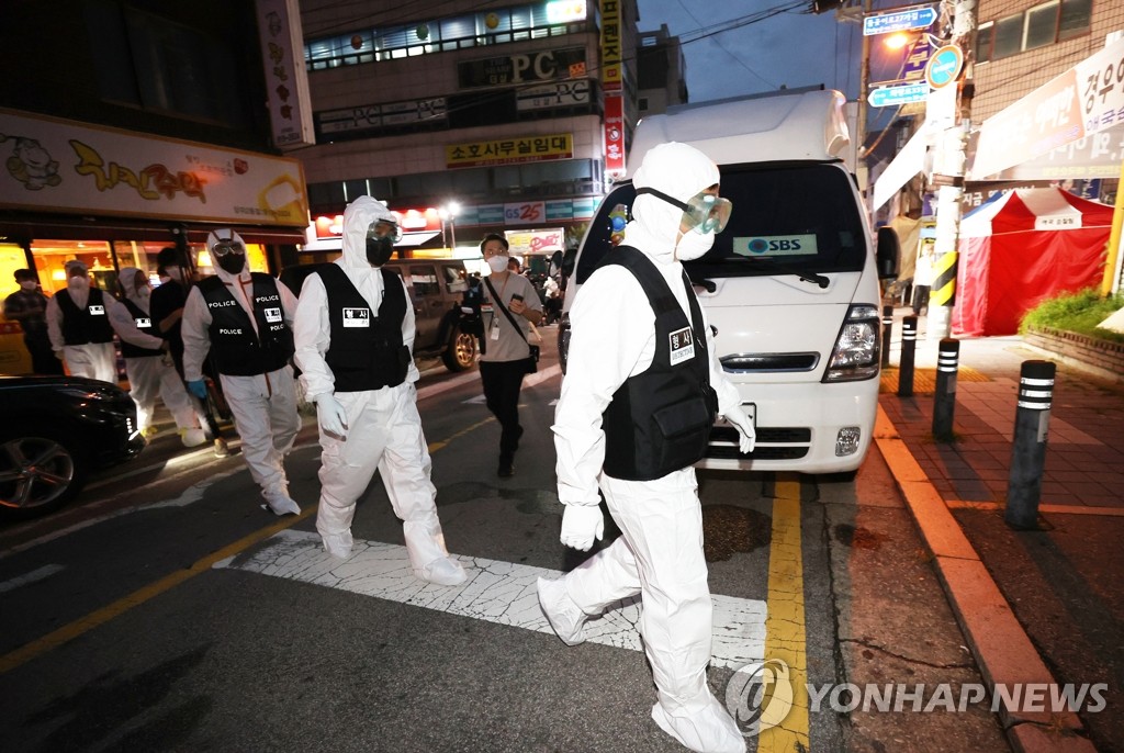 The file photo taken Aug. 21, 2020, shows police officers heading toward Sarang Jeil Church in Seoul for a search and seizure operation. A court issued a warrant after health authorities failed to secure the full list of the members of the church at the center of recent spikes in coronavirus infections in the country. (Yonhap)