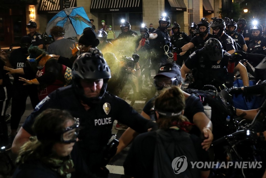 미 공화당 전당대회장 근처에서 충돌한 시위대-경찰