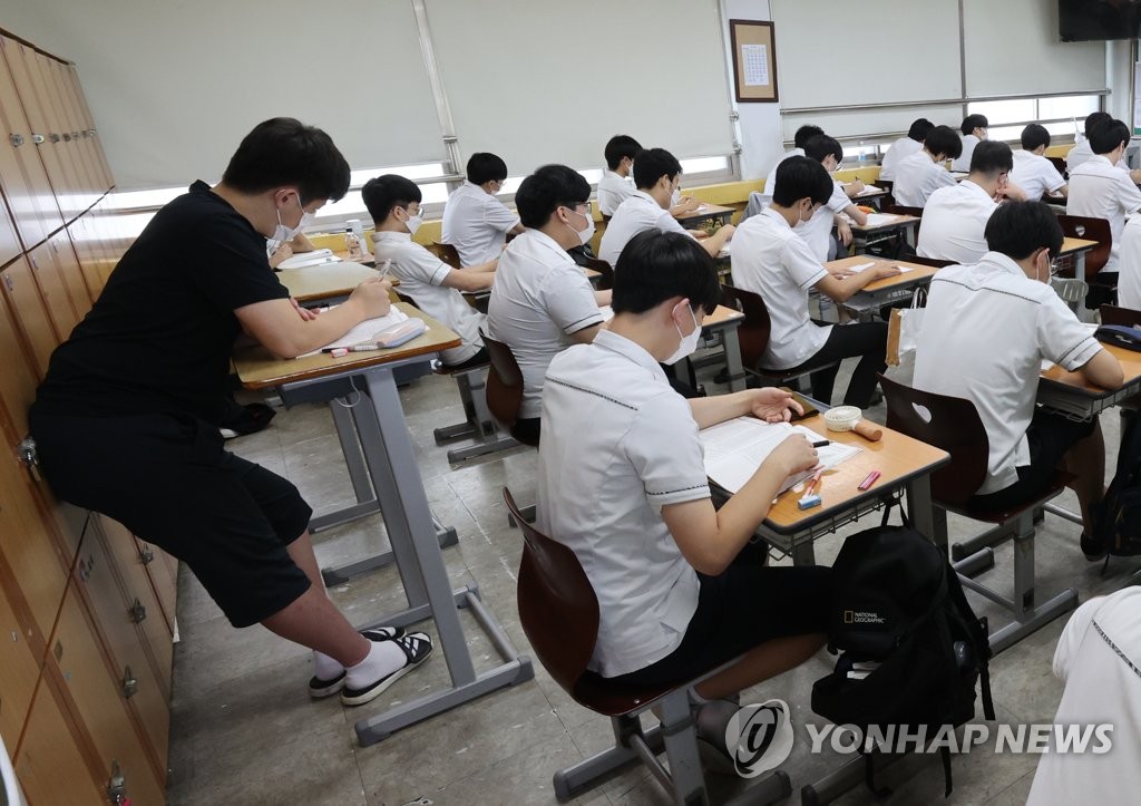 Seniors attend a class at Boin High School in Seoul on Aug. 26, 2020, as schools in Seoul and surrounding areas returned to remote classes to protect students and slow down the spread of the new coronavirus. (Yonhap)