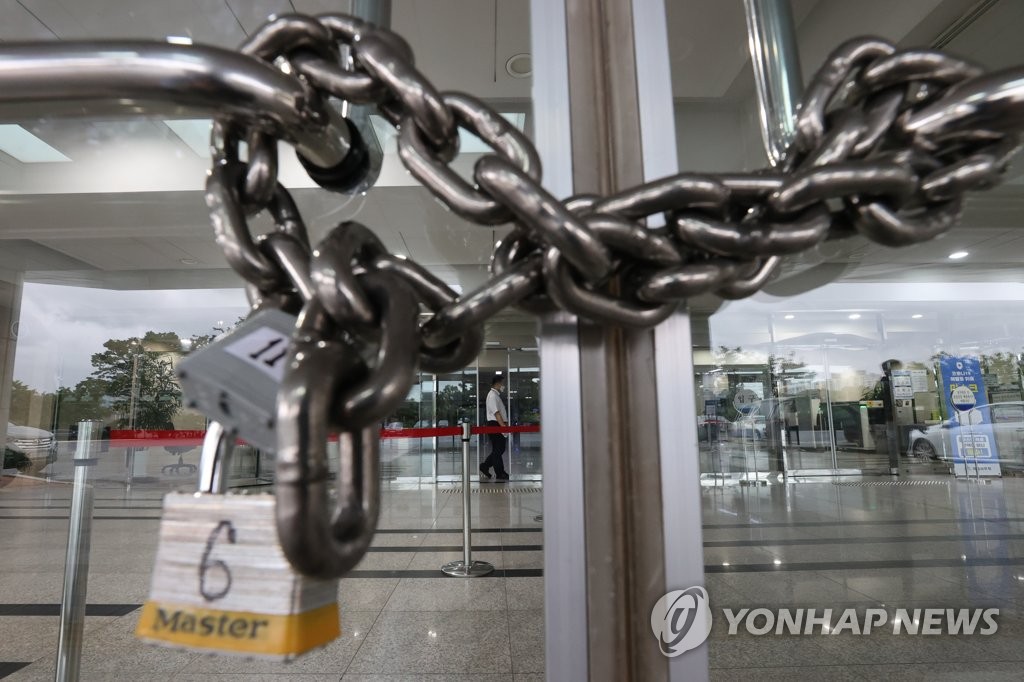 Doors to the National Assembly building in western Seoul are chained shut on Aug. 27, 2020, after a journalist covering politics tested positive for the new coronavirus. (Yonhap)