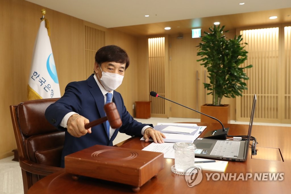 This photo, provided by the Bank of Korea (BOK) on Aug. 27, 2020, shows BOK Gov. Lee Ju-yeol at the bank's rate-setting meeting. (PHOTO NOT FOR SALE) (Yonhap)
