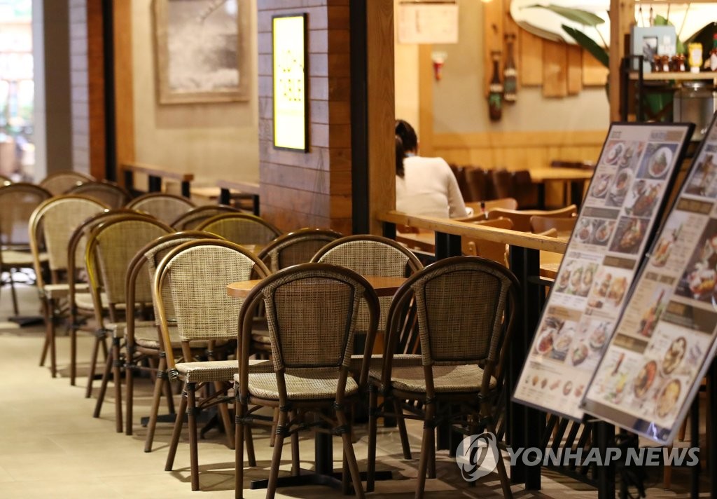 A restaurant in Seoul is almost empty during lunch time on Aug. 31, 2020. (Yonhap)