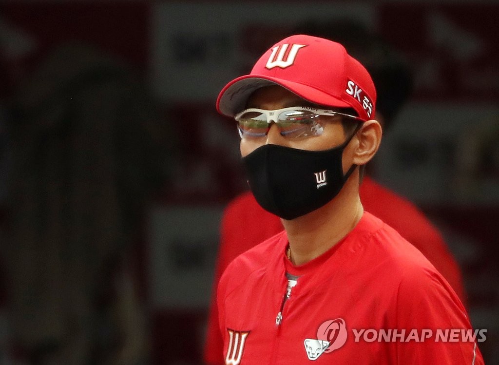 SK Wyverns' manager Youm Kyoung-youb watches his club in action against the LG Twins during a Korea Baseball Organization regular season game at SK Happy Dream Park in Incheon, 40 kilometers west of Seoul, on Sept. 1, 2020. (Yonhap)