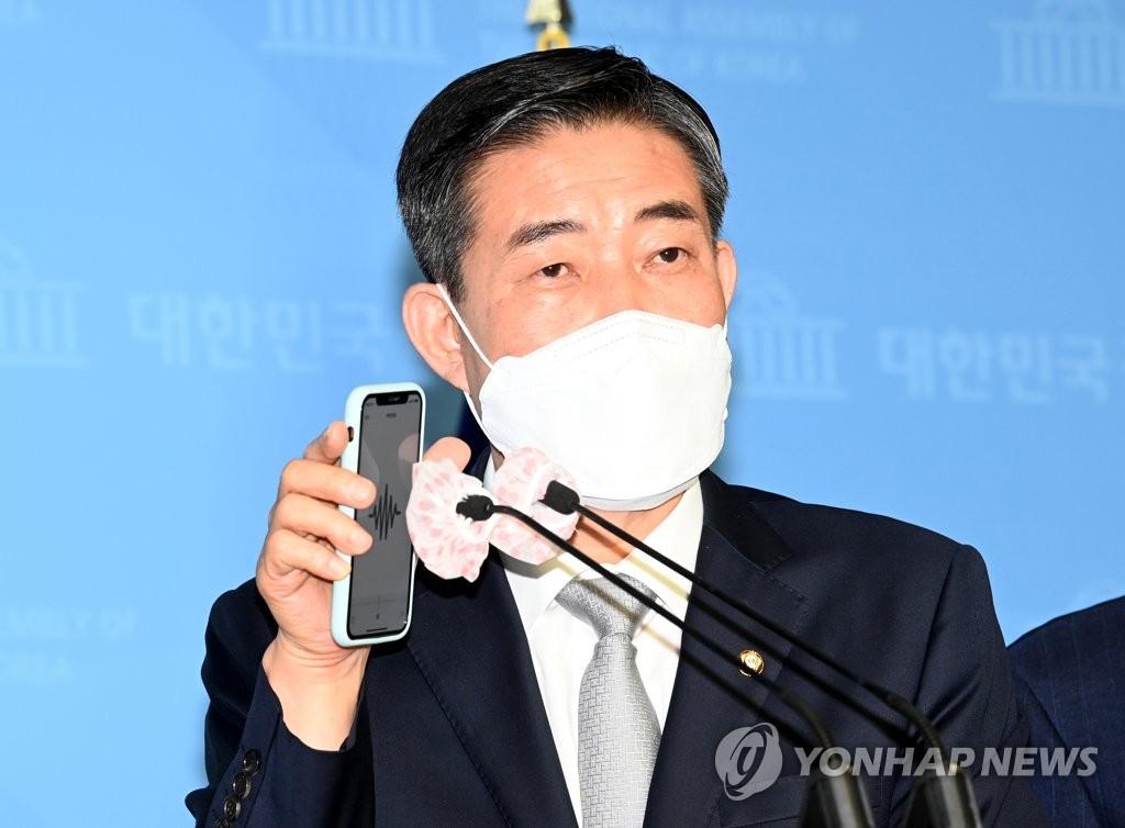 This photo shows Rep. Shin Won-sik of the People Power Party giving a press conference about alleged special favors received by Justice Minister Choo Mi-ae's son, at the National Assembly in Seoul, on Sept. 2, 2020. (Yonhap)