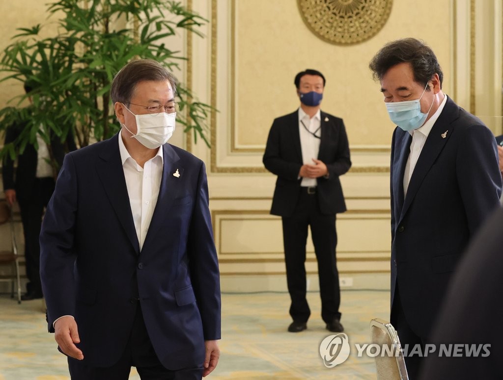 Moon to meet ruling party leaders over coronavirus, budget