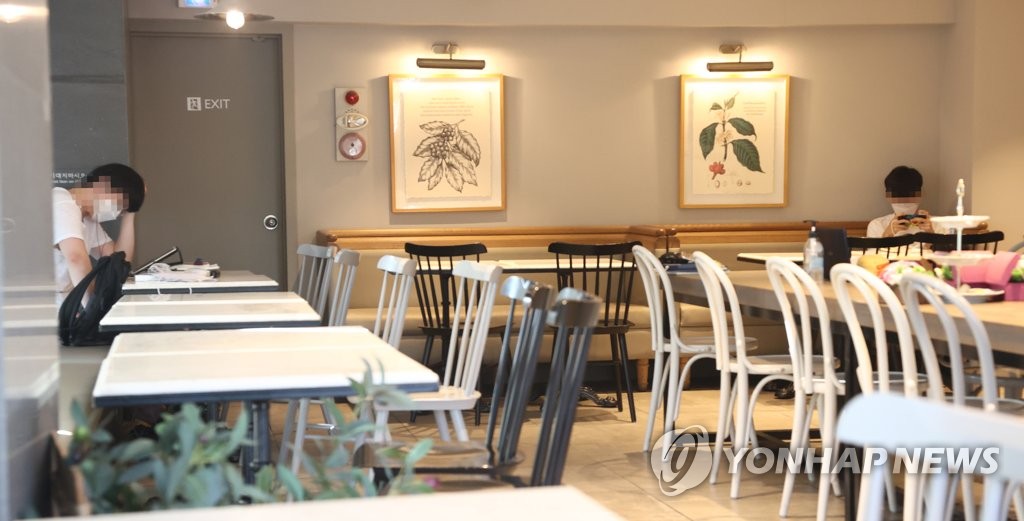 A bakery franchise in the western Seoul ward of Songpa is relatively empty on Sept. 4, 2020. (Yonhap)