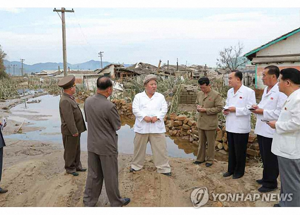 (2nd LD) N.K. leader holds party meeting during visit to typhoon-hit area