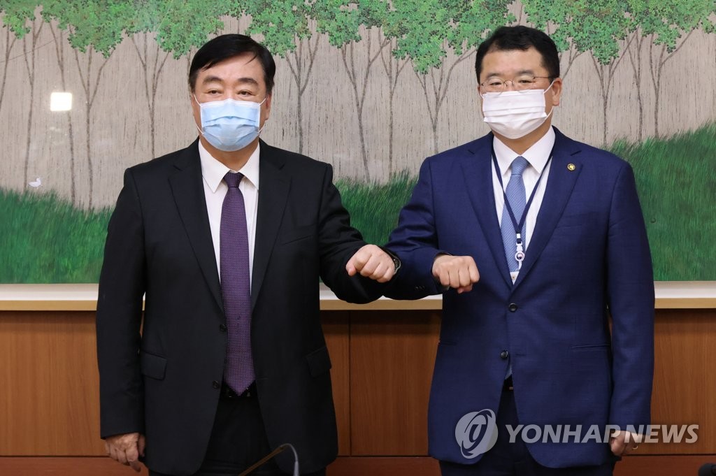 First Vice Foreign Minister Choi Jong-kun (R) and Chinese Ambassador Xing Haiming bump elbows before their talks at the foreign ministry in Seoul on Sept. 7, 2020. (Yonhap)