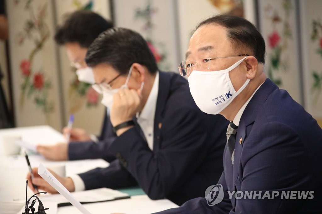 Finance Minister Hong Nam-ki (R), who doubles as the deputy prime minister for economic affairs, presides over a meeting of related ministers at the government complex in Seoul on Sept. 8, 2020, to check on the country's real estate market and discuss policies aimed at stabilizing it. (Yonhap)