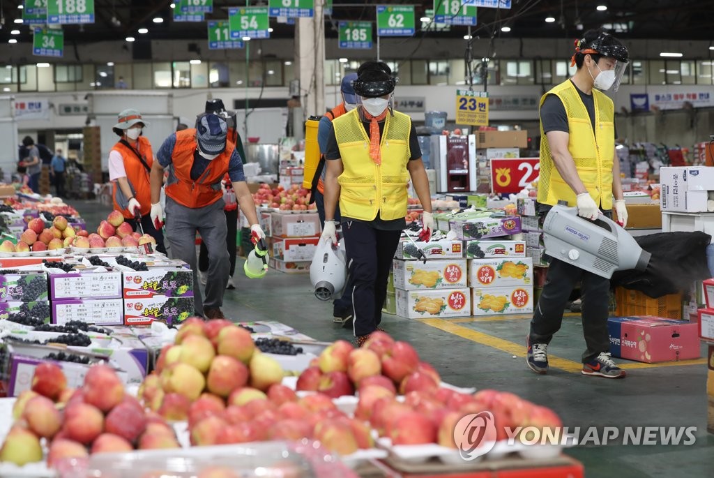 Quarantine officials disinfect an agricultural wholesale market in the southwestern city of Gwangju to contain the spread of the new coronavirus on Sept. 8, 2020. (Yonhap)