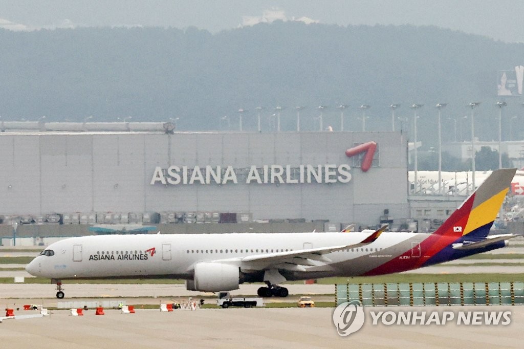 This file photo taken Sept. 11, 2020, shows an Asiana Airlines' passenger jet at Incheon International Airport, west of Seoul. (Yonhap)