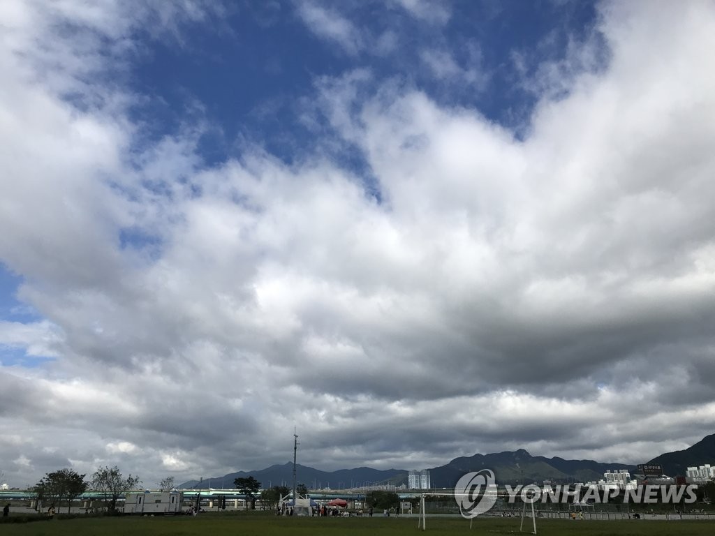 부산 구름 많은 날씨…낮 최고 21도 포근 | 연합뉴스