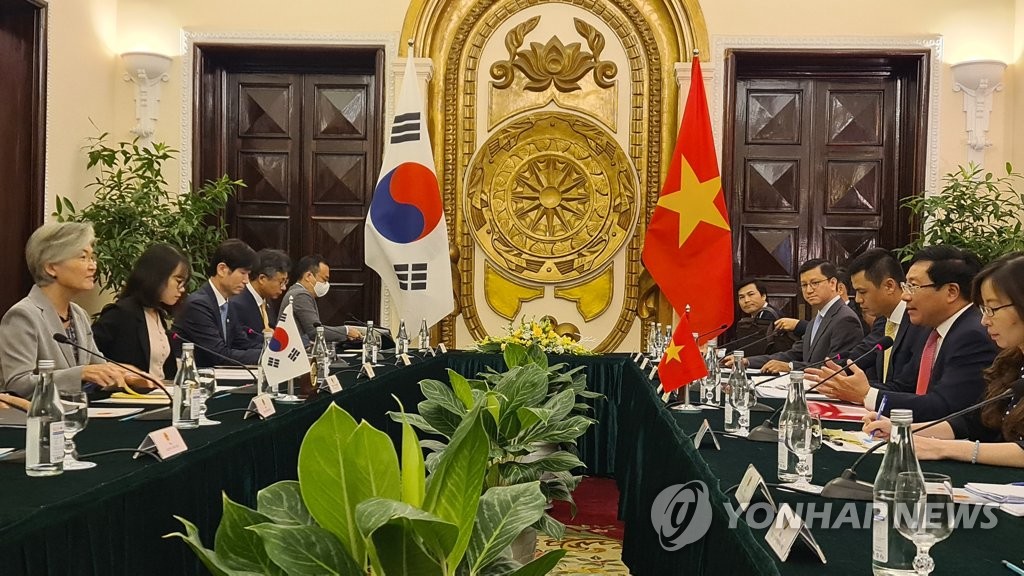 South Korean Foreign Minister Kang Kyung-wha (L) and her Vietnamese counterpart, Pham Binh Minh (2nd from R), hold talks in Hanoi on Sept. 18, 2020. (Yonhap)