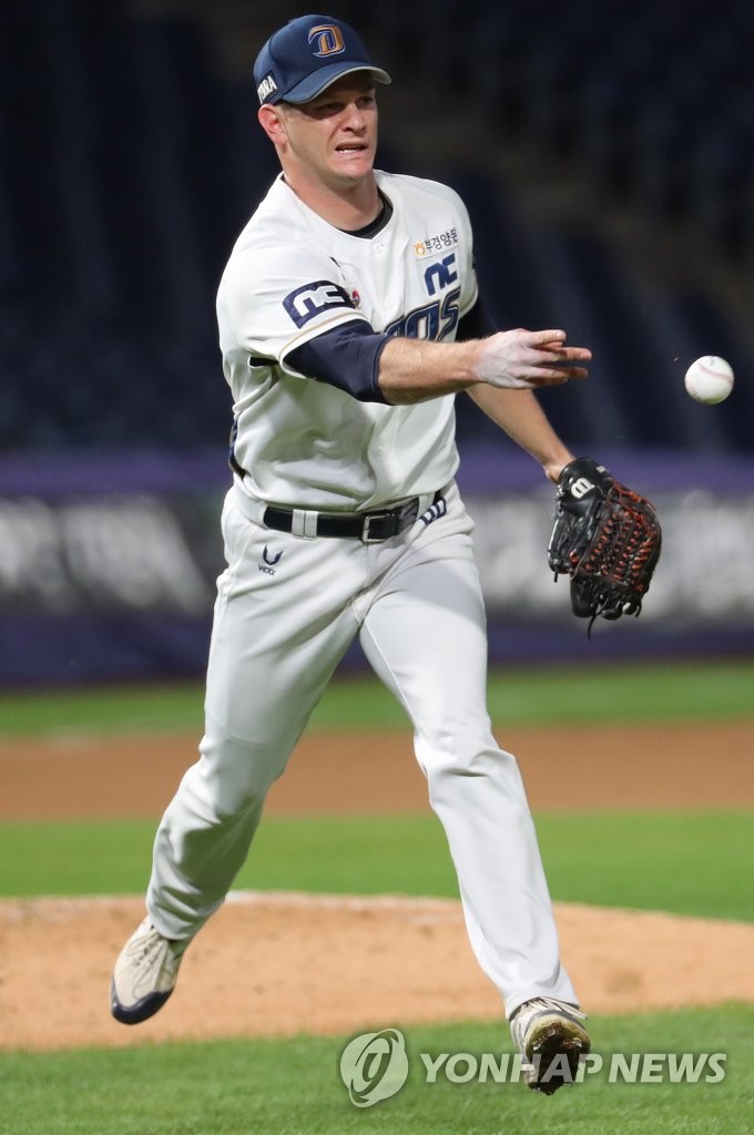 In this file photo from Sept. 23, 2020, NC Dinos' starter Drew Rucinski tosses the ball to first base during the top of the sixth inning of a Korea Baseball Organization regular season game against the Samsung Lions at Changwon NC Park in Changwon, 400 kilometers southeast of Seoul. (Yonhap)