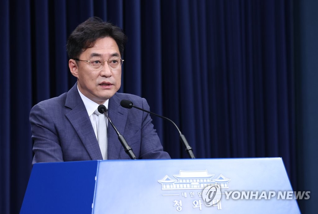 This file photo shows Cheong Wa Dae spokesman Kang Min-seok speaking during a briefing at the presidential office in Seoul on Sept. 24, 2020. (Yonhap)