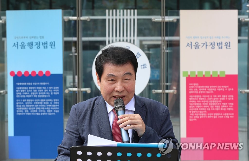 Choi In-sik, secretary general of an organization that led anti-government rallies in central Seoul in mid-August, holds a press conference on pushing ahead with Oct. 3 rallies, in front of a court in southern Seoul on Sept. 25, 2020. (Yonhap)