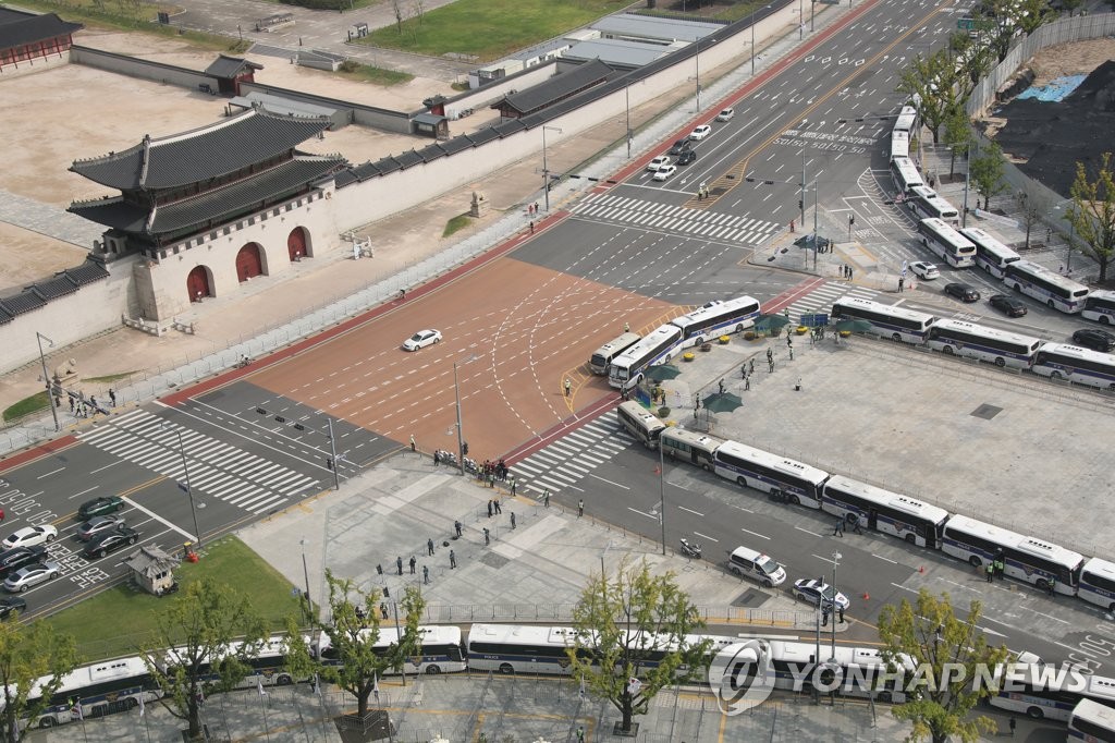 Police buses are placed surrounding Gwanghwamun Square in central Seoul on Oct. 3, 2020, to deter abrupt and illegal rallies amid the COVID-19 pandemic. (Yonhap)