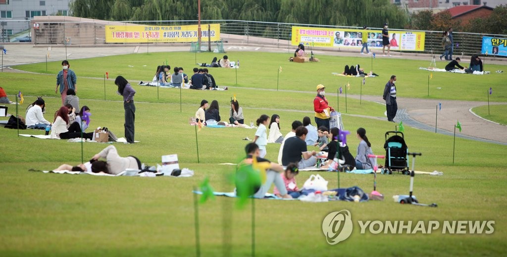Citizens enjoy picnics at a park in Daegu, 300 kilometers south of Seoul, on Oct. 4, 2020. (Yonhap)