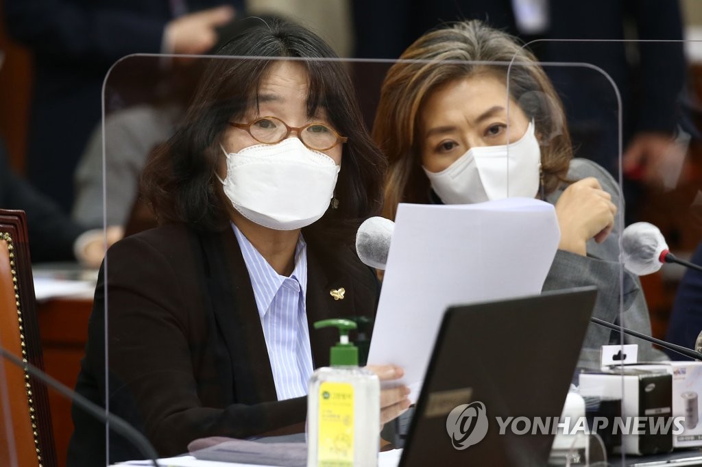 윤미향(왼쪽) 양이원영 의원. [연합뉴스 자료사진]