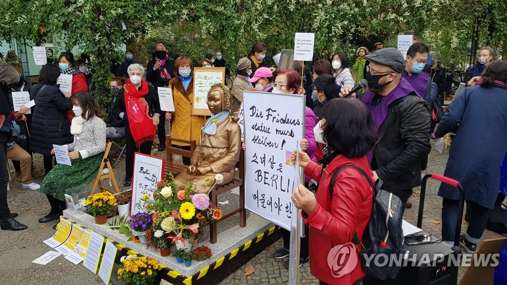 Activists and citizens protest an order to remove a statue symbolizing victims of Japan's wartime sexual slavery in front of the Mitte district office in Berlin on Oct. 13, 2020. (Yonhap)