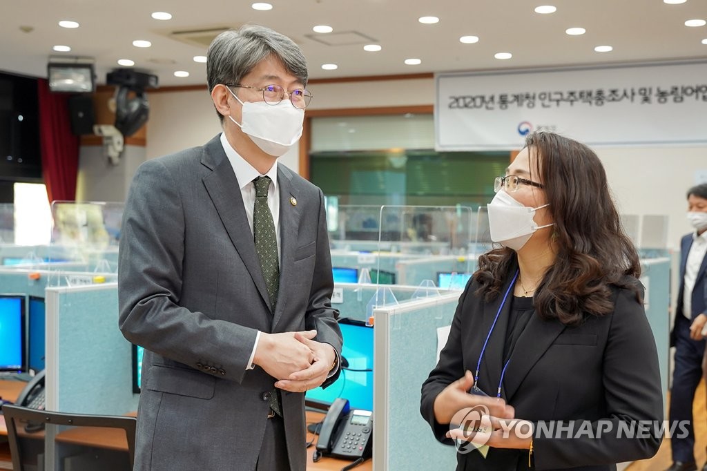 강신욱 통계청장, 2020 인구주택총조사 콜센터 방문 | 연합뉴스