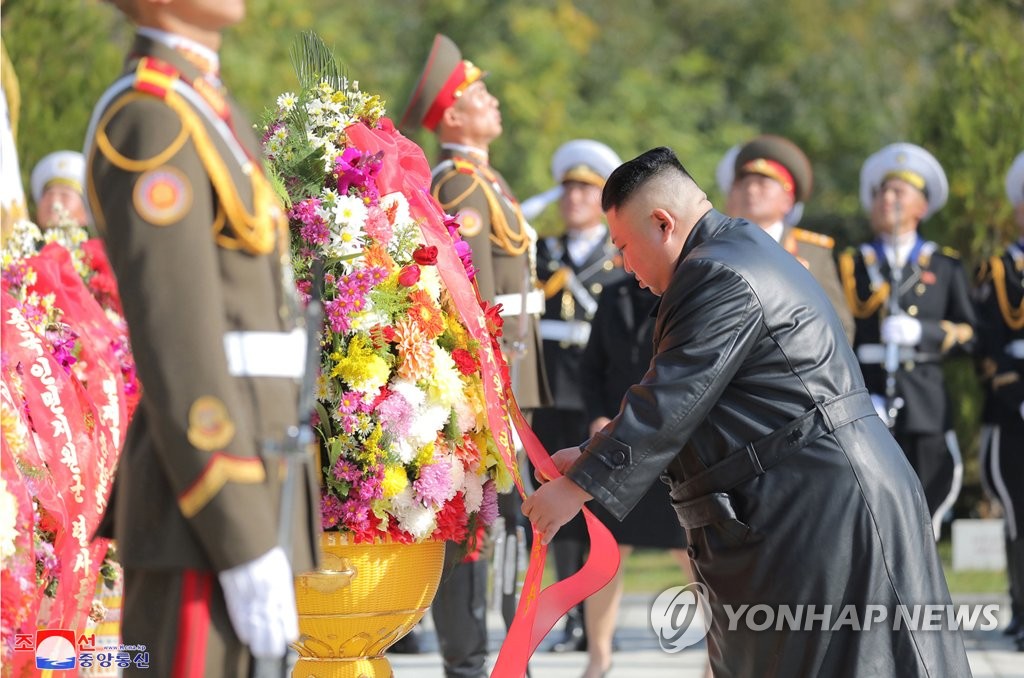 朝鮮中央通信は２２日、金委員長が中国人民志願軍烈士陵園を参拝したと報じた＝（聯合ニュース）≪転載・転用禁止≫