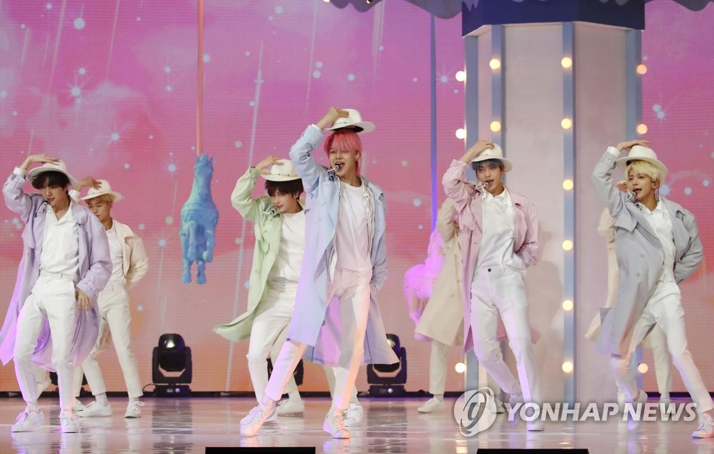 Tomorrow X Together performs "Blue Hour" during a media showcase in Seoul on Oct. 26, 2020. (Yonhap)