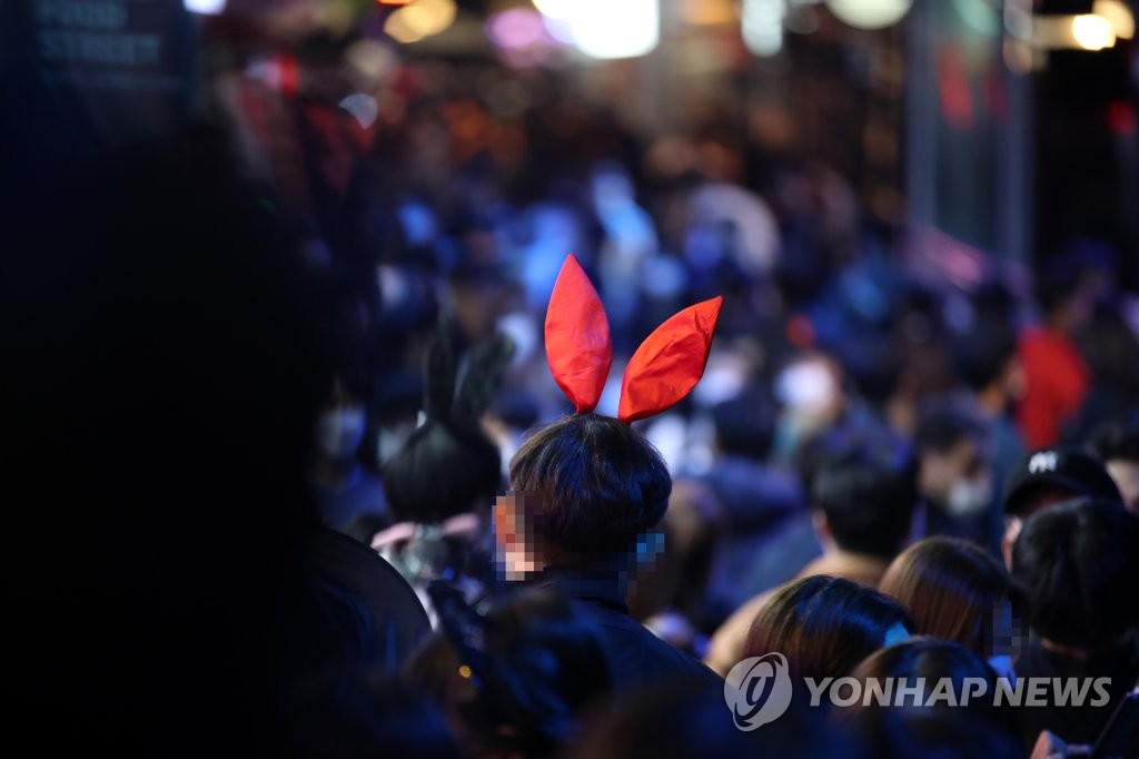 Itaewon, a popular nightlife district in central Seoul, is crowded with people on Oct. 31, 2020. (Yonhap)