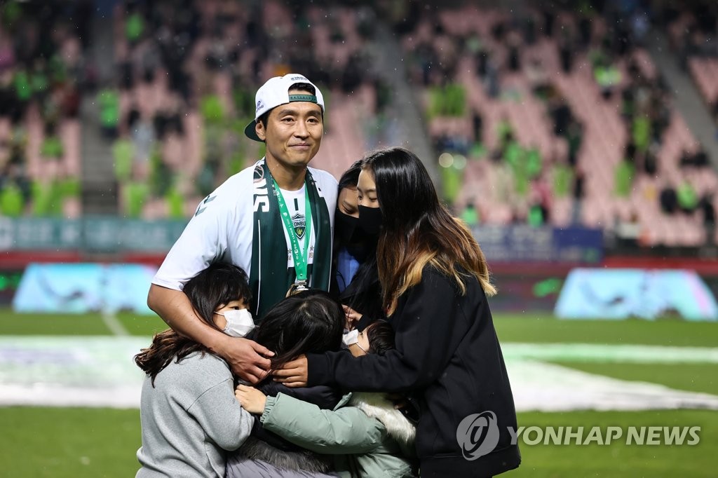 Lee Dong-guk hugs his family