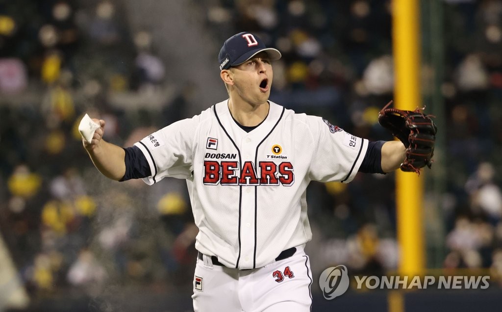Chris Flexen of the Doosan Bears fires up the crowd after completing the top of the sixth inning of Game 1 of the Korea Baseball Organization first-round playoff series against the LG Twins at Jamsil Baseball Stadium in Seoul on Nov. 4, 2020. (Yonhap)