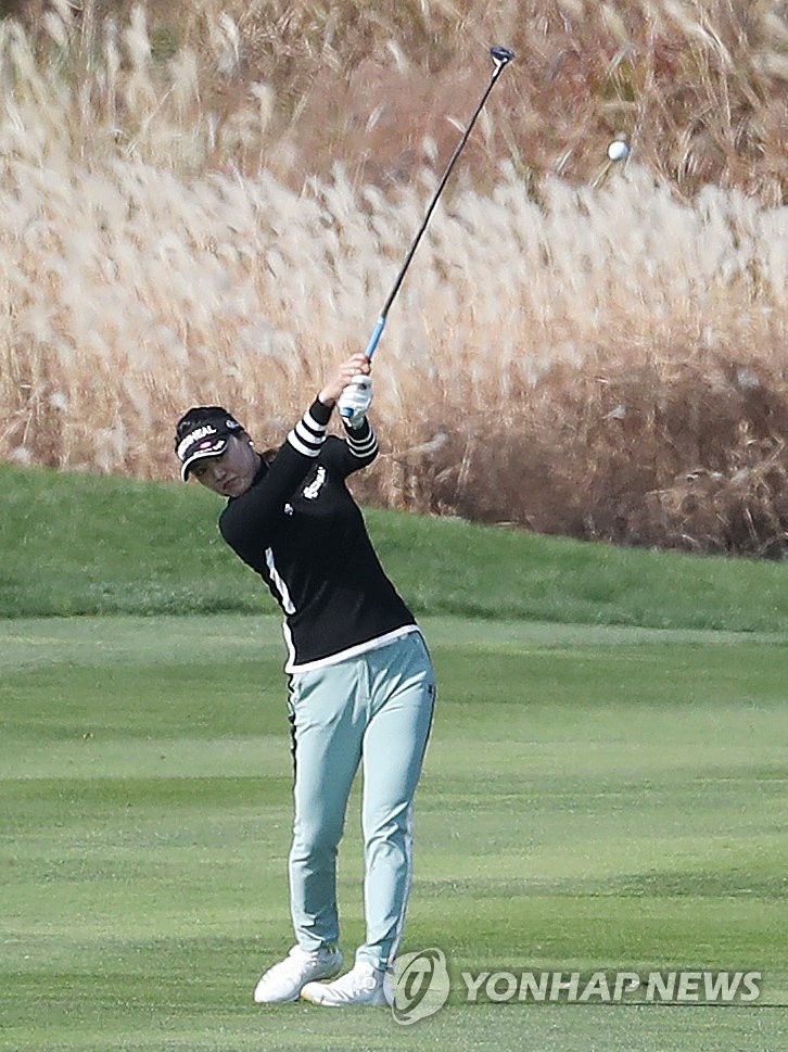 In this file photo from Nov. 5, 2020, Ryu So-yeon of South Korea hits her second shot at the ninth hole during the first round of the Hana Financial Group Championship on the Korea Ladies Professional Golf Association Tour at Sky 72 Golf & Resort's Ocean Course in Incheon, 40 kilometers west of Seoul. (Yonhap)