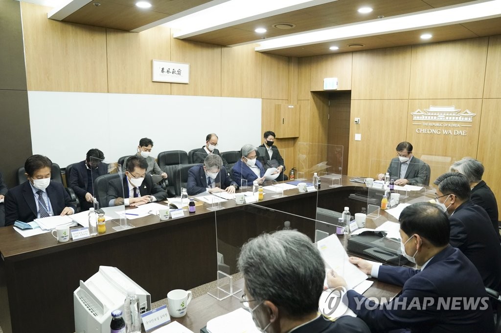 This photo, provided by Cheong Wa Dae, shows a meeting of the National Security Council presided over by National Security Office Director Suh Hoon (C) at the presidential office on Nov. 5, 2020. (PHOTO NOT FOR SALE) (Yonhap)