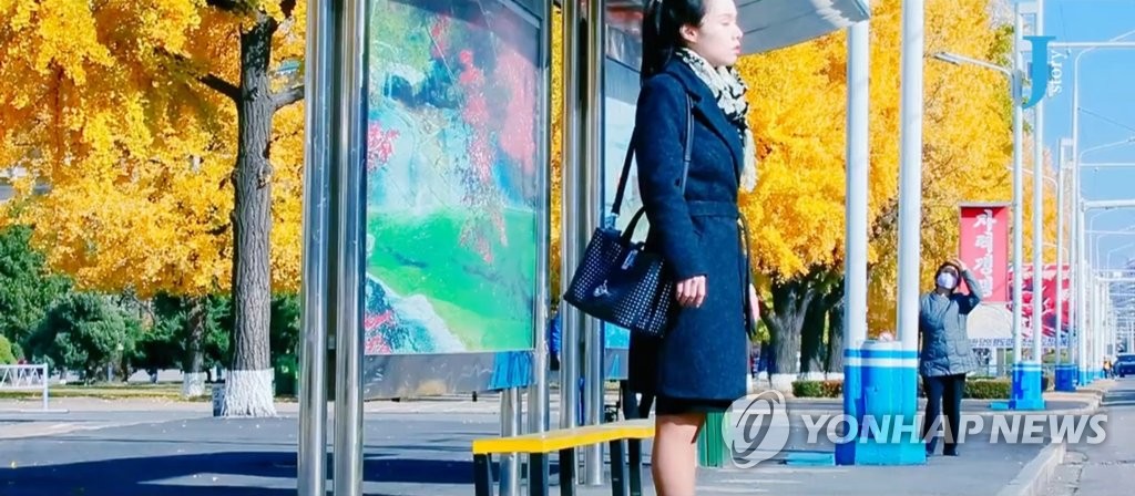 "코트에 스카프 매고"…북한의 가을 패션