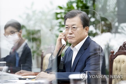 昨年１１月、ジョンソン首相と電話会談を行う文在寅大統領（資料写真）＝（聯合ニュース）