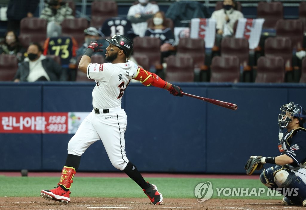 Mel Rojas Jr. of the KT Wiz follows through on his solo home run against the Doosan Bears in the bottom of the third inning of Game 2 of the Korea Baseball Organization second-round postseason series at Gocheok Sky Dome in Seoul on Nov. 10, 2020. (Yonhap)