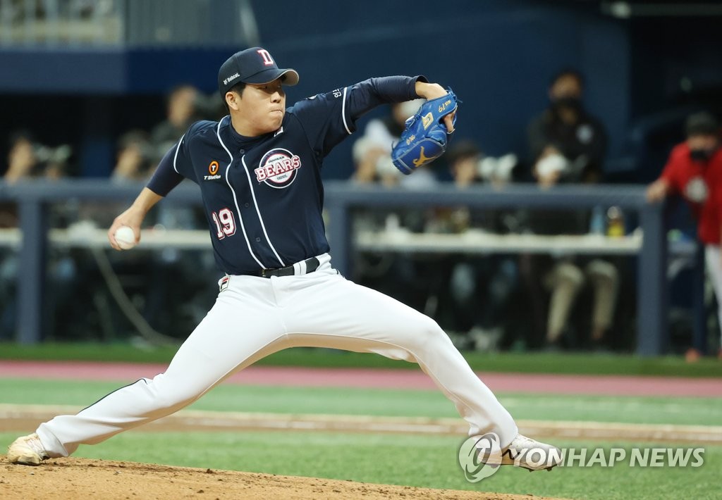 Kim Min-gyu of the Doosan Bears pitches against the KT Wiz in the bottom of the third inning of Game 2 of the Korea Baseball Organization second-round postseason series at Gocheok Sky Dome in Seoul on Nov. 10, 2020. (Yonhap)