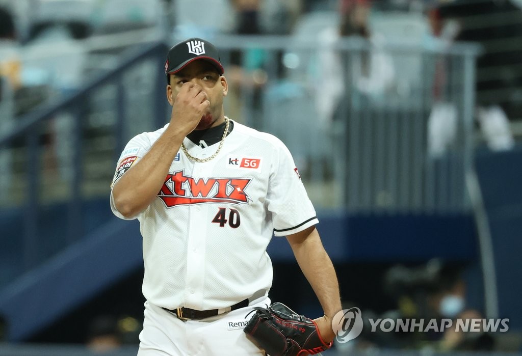 Odrisamer Despaigne of the KT Wiz reacts after walking Oh Jae-won of the Doosan Bears during the top of the fourth inning of Game 2 of the Korea Baseball Organization second-round postseason series at Gocheok Sky Dome in Seoul on Nov. 10, 2020. (Yonhap)