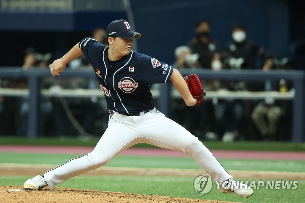 Park Chi-guk of the Doosan Bears pitches against the KT Wiz the bottom of the fifth inning of Game 2 of the Korea Baseball Organization second-round postseason series at Gocheok Sky Dome in Seoul on Nov. 10, 2020. (Yonhap)