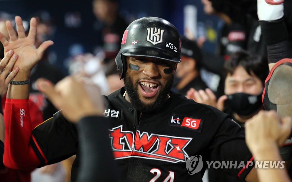 Mel Rojas Jr. of the KT Wiz celebrates after scoring a run against the Doosan Bears in the top of the eighth inning of Game 3 of the Korea Baseball Organization second-round postseason series at Gocheok Sky Dome in Seoul on Nov. 12, 2020. (Yonhap)