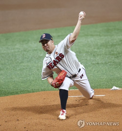 Yoo Hee-kwan pitches for Doosan