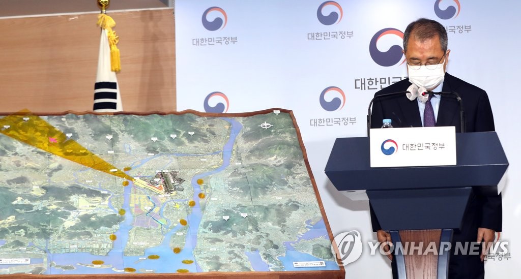 Kim Soo-sam, head of a state committee established to review the feasibility of expanding Gimhae International Airport in the southeastern South Korea, holds a briefing at the government complex in Seoul on Nov. 17, 2020. (Yonhap) 