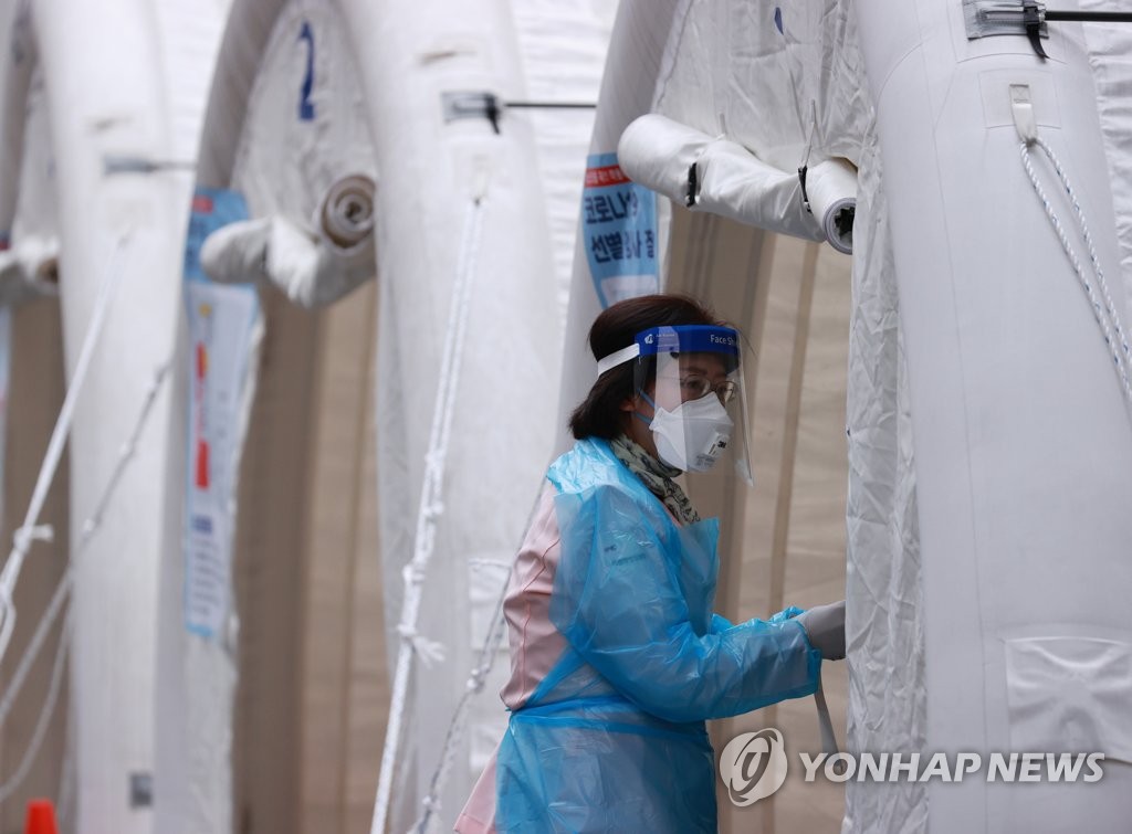 (2nd LD) New virus cases over 300 for 3rd day, greater Seoul area in 3rd wave of outbreak | Yonhap News Agency