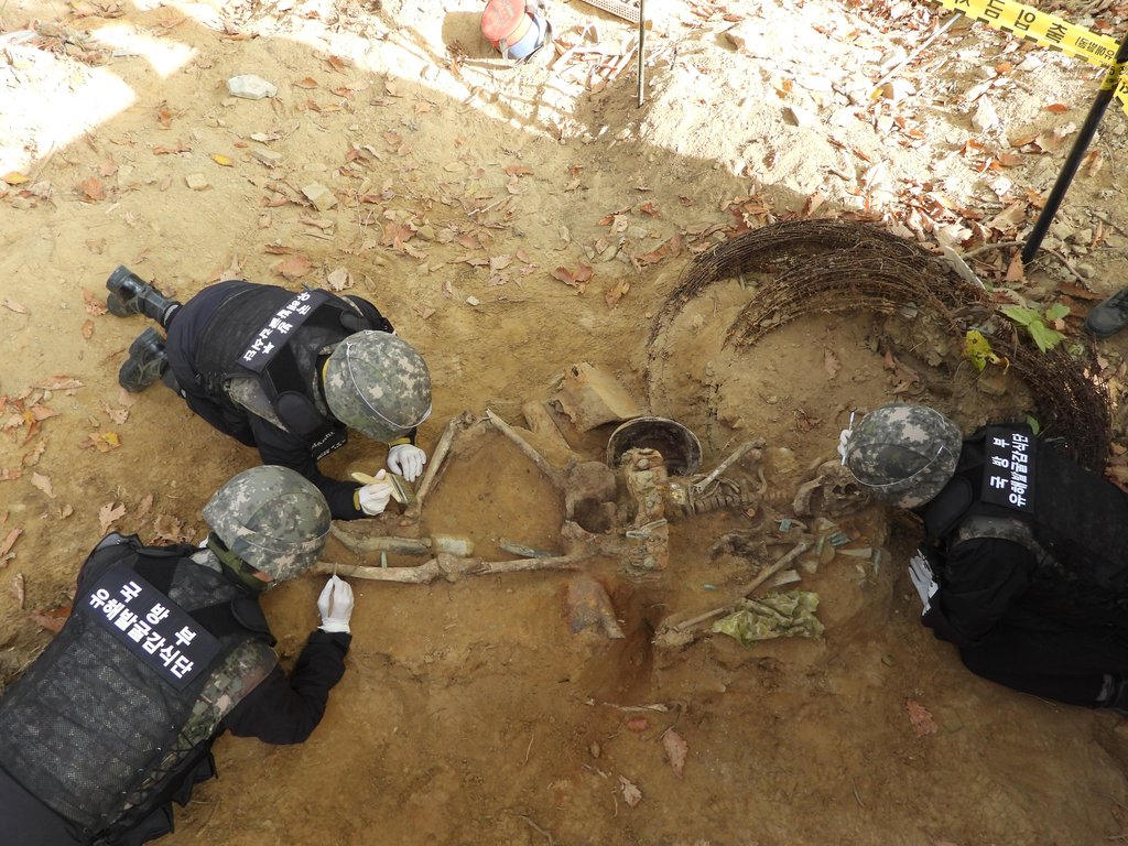 Des soldats mènent des recherches de restes de soldats qui ont été tués durant la guerre de Corée (1950-1953) à la crête Arrowhead, dans la province du Gangwon, le vendredi 27 novembre 2020. (Photo fournie par le ministère de la Défense. Revente et archivage interdits) 
