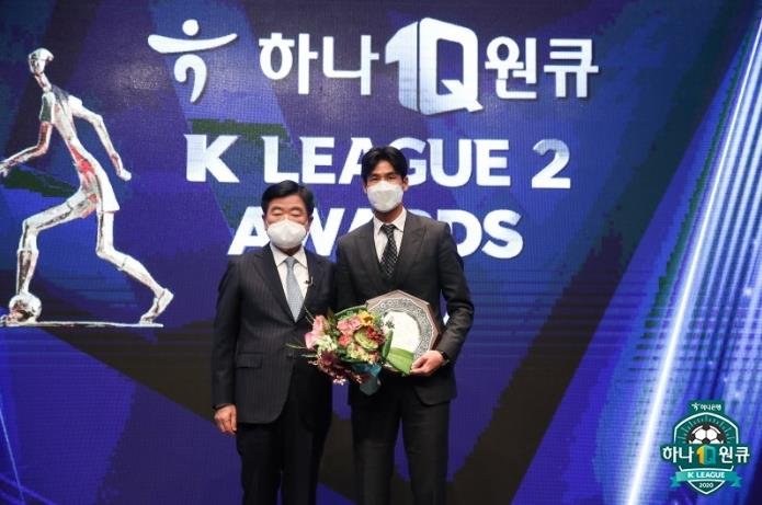 Jeju United forward Jung Jo-gook (R) poses with Korea Professional Football League (K League) President Kwon Oh-gap after winning the Lifetime Achievement Award in the K League 2 during a ceremony in Seoul on Nov. 30, 2020, in this photo provided by the K League. (PHOTO NOT FOR SALE) (Yonhap)