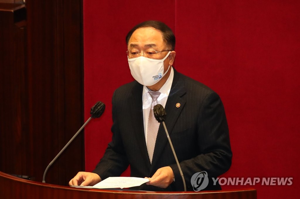 Finance Minister Hong Nam-ki speaks at a National Assembly session on Dec. 2, 2020. (Yonhap) 