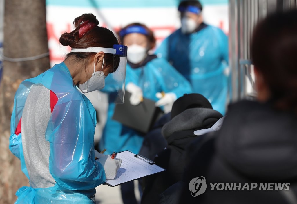 Citizens wait in line to receive new coronavirus tests at a makeshift clinic located in northern Seoul on Dec. 3, 2020. (Yonhap)
