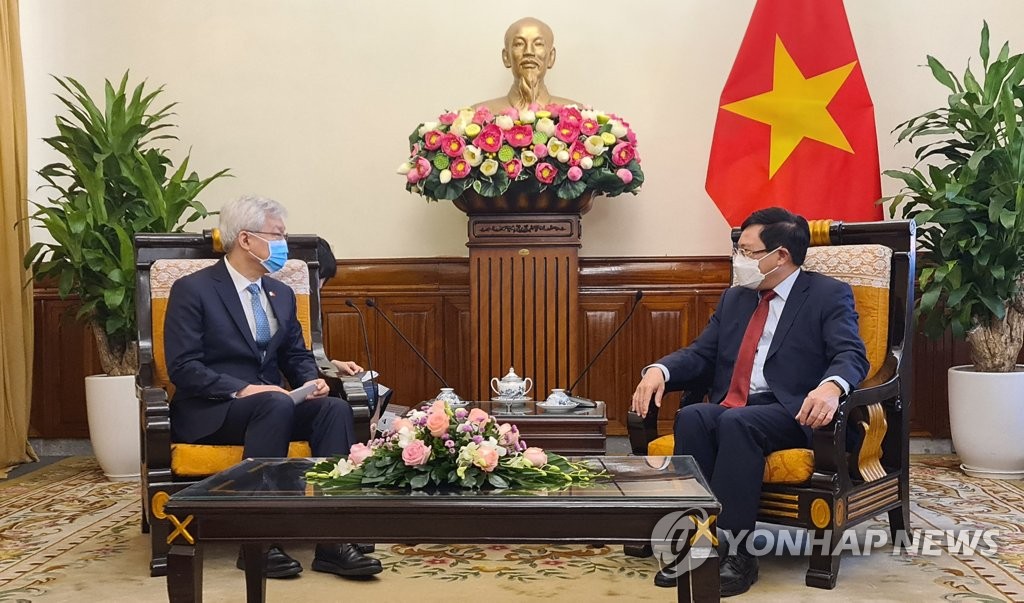 베트남 외교장관과 회담하는 이태호 차관(왼쪽)