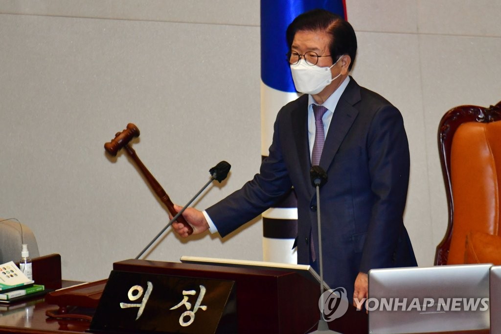 National Assembly Speaker Park Byeong-seug bangs the gavel during a plenary session at parliament in Seoul on Dec. 9, 2020. (Yonhap) 