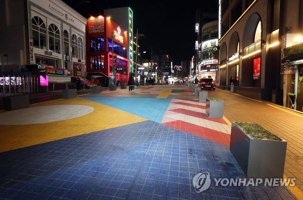 Une rue piétonne située dans le quartier de Hongdae, dans l'ouest de Séoul, est déserte, le mercredi 9 décembre 2020, suite à la résurgence des cas de nouveau coronavirus (Covid-19). (Yonhap)
